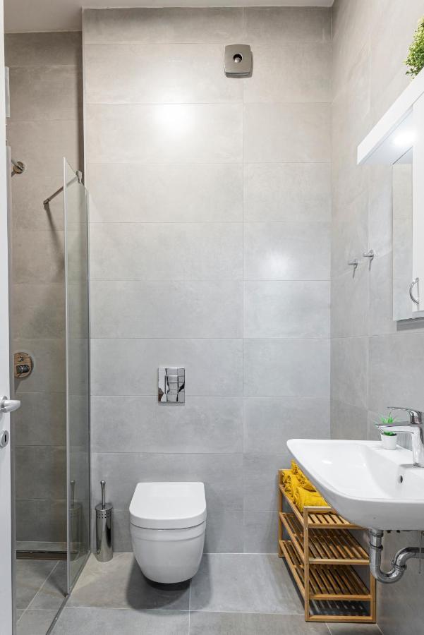 Vertigo Modern Studio-Free Private Parking-Fast Wi-Fi Novi Sad Ngoại thất bức ảnh
