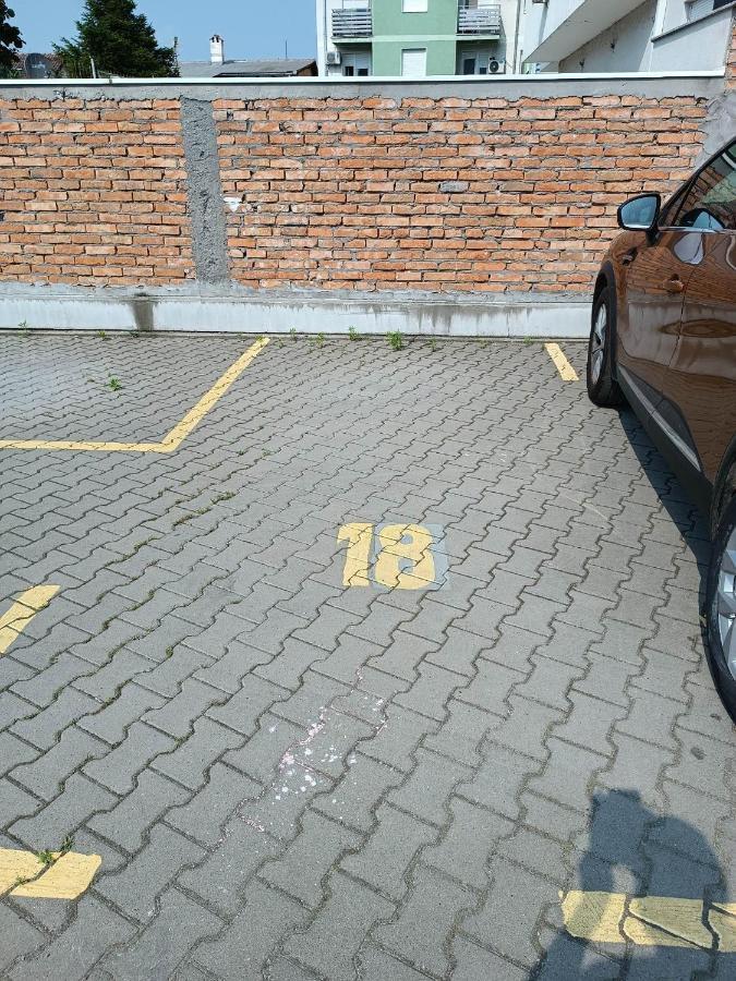 Vertigo Modern Studio-Free Private Parking-Fast Wi-Fi Novi Sad Ngoại thất bức ảnh